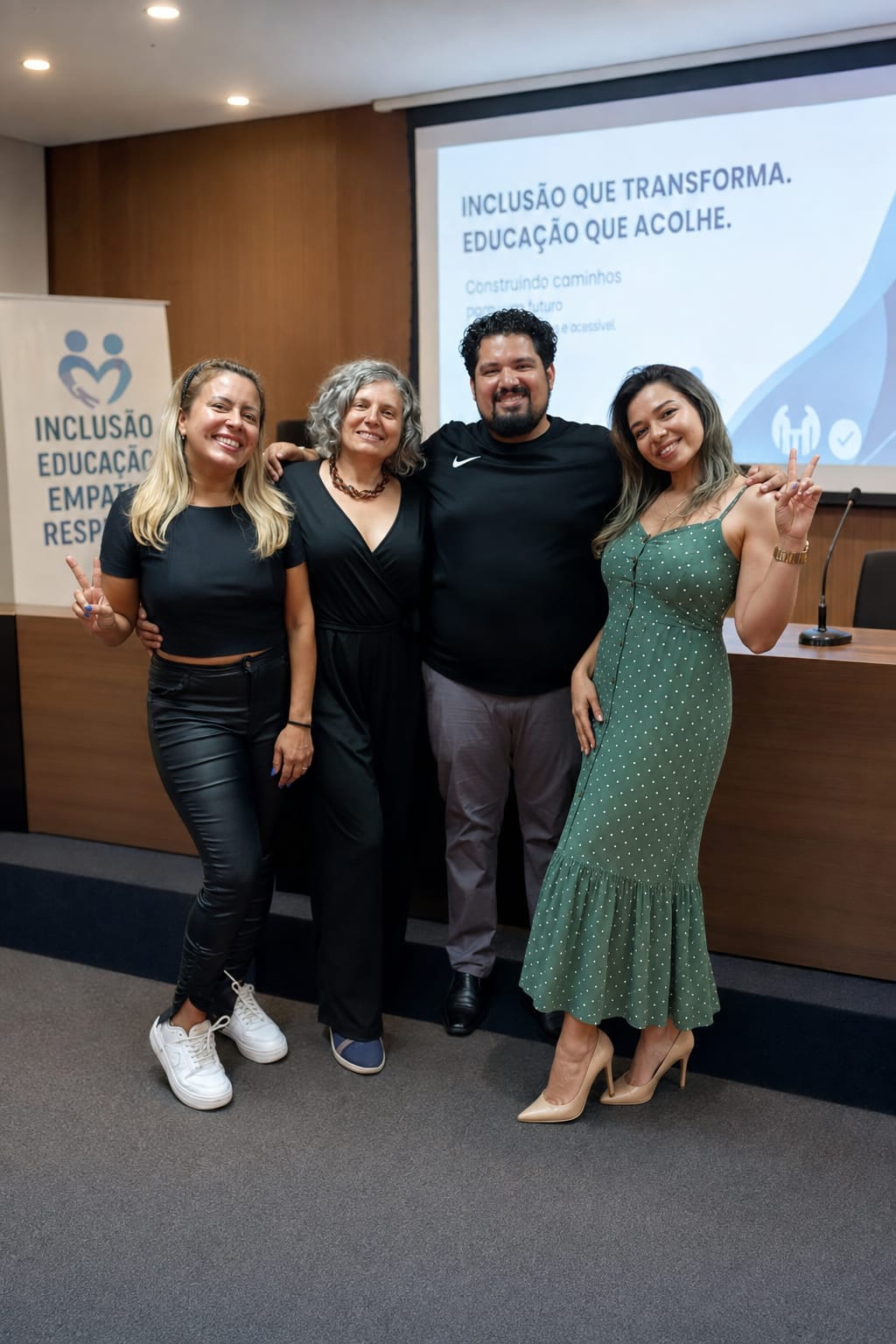Equipe técnica do Instituto Ponte Inclusiva em visita escolar
